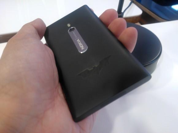 nokia lumia 800 dark knight rises 1 580x435 Nokia Lumia 800 édition limitée Batman Dark Knight Rises !