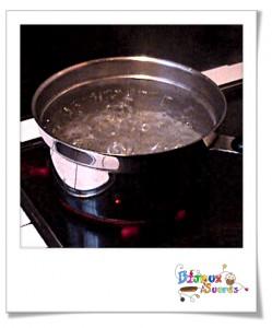 Casserole d'eau bouillante pour la fimo