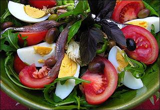 Spécialités locales: la vraie salade niçoise et le pan bagnat