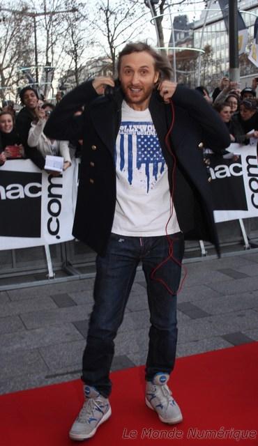 David Guetta lance officiellement son casque Beats mixr et dédicace à la Fnac des Champs Elysées David Guetta lance officiellement son casque Beats mixr et dédicace à la Fnac des Champs Elysées