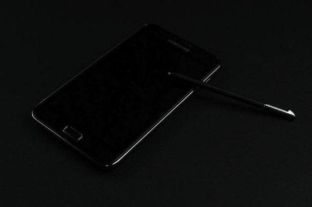 Le Samsung Galaxy Nexus est disponible chez SFR, jusqu'à 100 € remboursés...