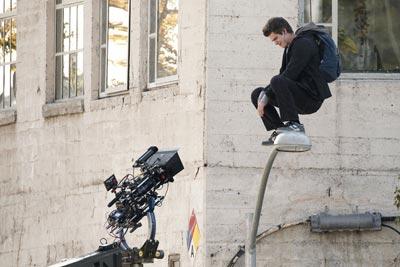 Andrew_Garfield_films_stunt_uses_superpowers_Xyw9CQTGHkZl.jpg