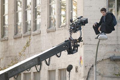 Andrew_Garfield_films_stunt_uses_superpowers_aNykuo0LuxYl.jpg