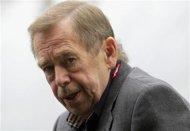 L'ancien président tchécoslovaque et dramaturge Vaclav Havel est mort à l'âge de 75 ans des suites d'une longue maladie, annonce dimanche la télévision publique tchèque. /Photo prise le 20 juillet 2010/REUTERS/Petr Josek