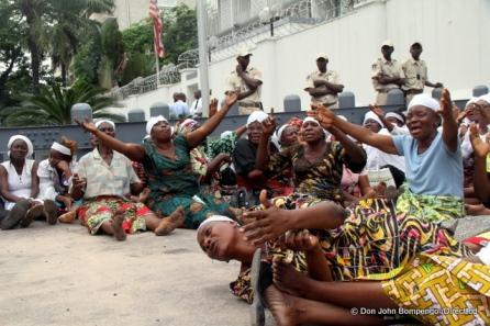 Kinshasa: Les mamans de l’opposition devant l’ambassade des USA