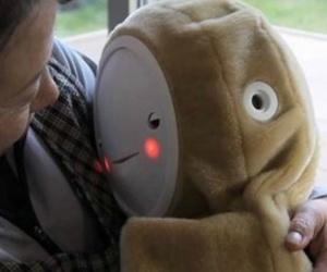 Le robot Babyloid lutte contre la dépression des personnes âgées isolées