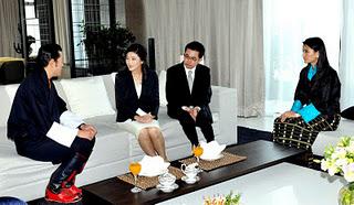 Et pendant ce temps-là, le Roi du Bhoutan a rencontré Yingluck