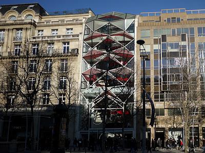 Architecture moderne sur les Champs Elysées