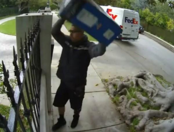 fed ex 600x456 Quand Fed Ex livre un moniteur...