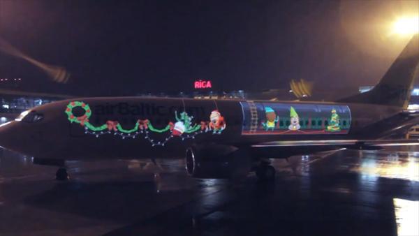 AirBaltic2 Les lutins préparent lavion du Père Noël