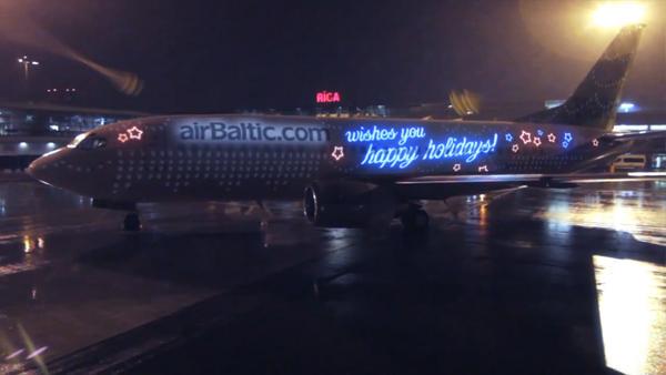 AirBaltic1 Les lutins préparent lavion du Père Noël