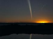 comète Lovejoy photographiée dans lueurs l’aube