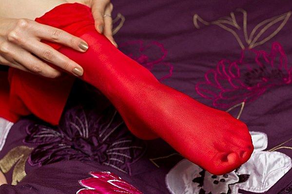 red-wolford-satin-touch_WP_1920.jpg