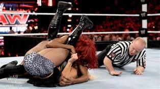 La Glamazone Beth Phoenix en difficulté face à Alicia Fox lors du Raw du 19/12/2011