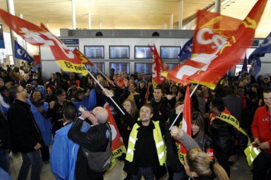 Pierre Laurent et Jean-Luc Mélenchon à Roissy ce matin pour soutenir les salariés grévistes