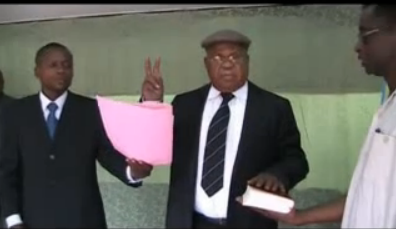 Tshisekedi prête serment E. Tshisekedi dans le “Théâtre de chez nous”
