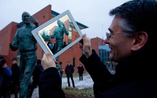 Steve Jobs a été immortalisé à Budapest, où une statue de 2 m à sa mémoire a été dévoilée...