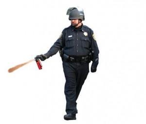 Le spray au poivre peut être drôle, mais …