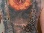 tatoue l'oeil Sauron dans