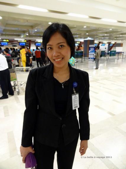Anti, adorable employée du bureau de change (Aéroport de Makassar, Sulawesi Sud, Indonésie)