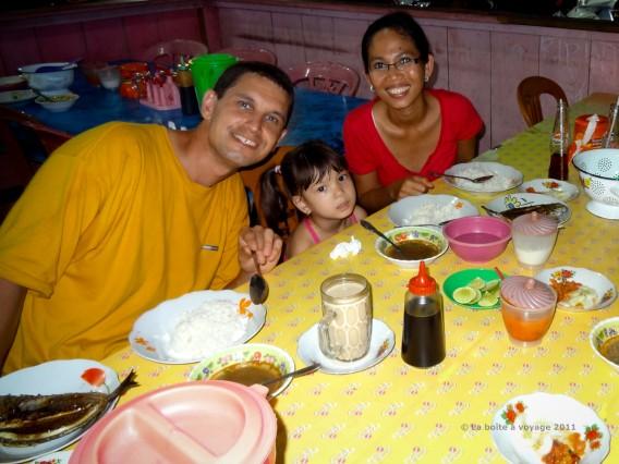 Au warung avec Thomas, Mika et leur fille Soraya (Ampana, Sulawesi Centre, Indonésie)