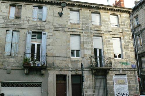 Un balcon avec compas et équerre à Bordeaux (33)