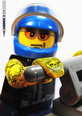 Des Legos tatoués avec Pilot