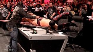 De retour de sa suspension R-Truth agresse The Miz lors du Raw du 26/12/2011
