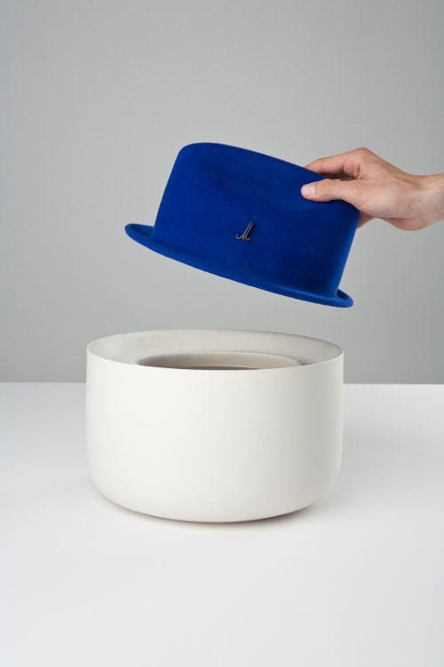 Under the hat, luminaire et chapeau par Tomas Kral