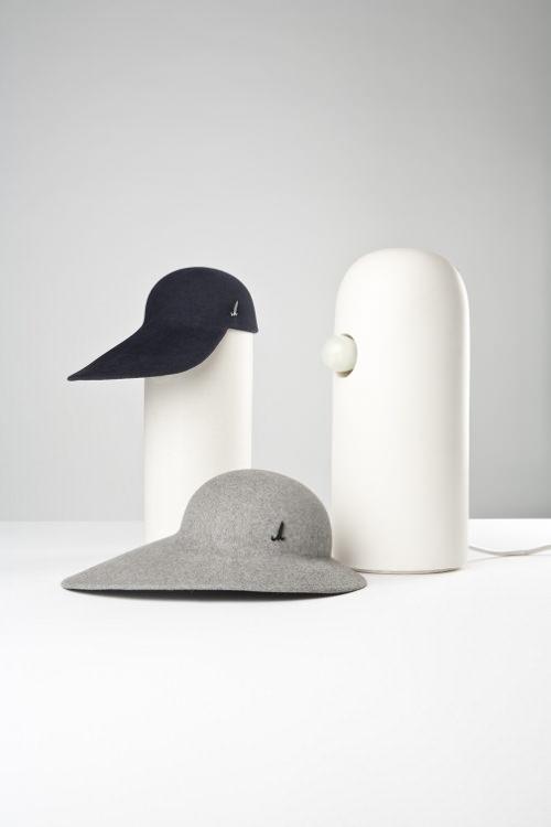 Under the hat, luminaire et chapeau par Tomas Kral