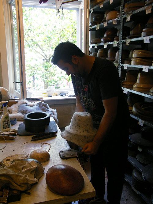 Under the hat, luminaire et chapeau par Tomas Kral