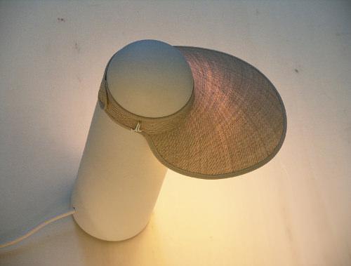 Under the hat, luminaire et chapeau par Tomas Kral