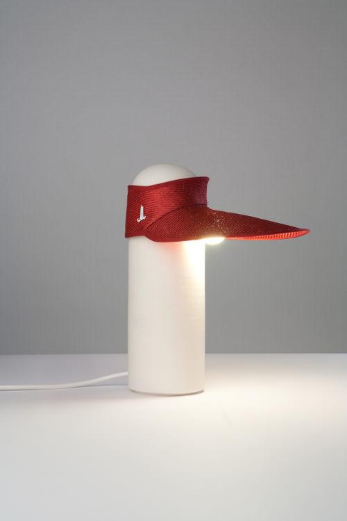 Under the hat, luminaire et chapeau par Tomas Kral