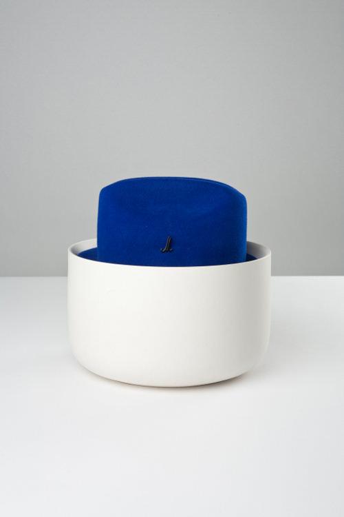 Under the hat, luminaire et chapeau par Tomas Kral