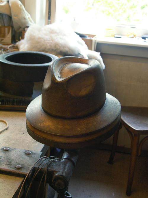 Under the hat, luminaire et chapeau par Tomas Kral