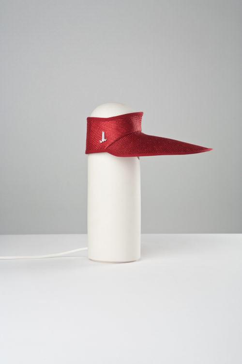 Under the hat, luminaire et chapeau par Tomas Kral