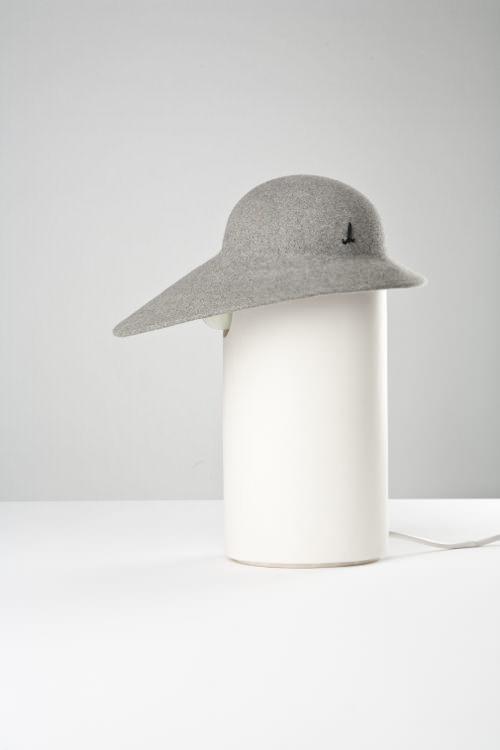 Under the hat, luminaire et chapeau par Tomas Kral