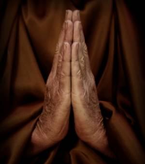 les-mains-d-un-moine-en-priere