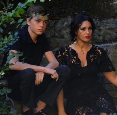 730745-monica-bellucci-superbe-mama-italienne-0x414-2