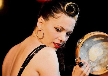 Belle femme en plus. Un peu 