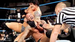 Wade Barrett se venge de Randy Orton en remportant son Falls Count Anywhere Match lors du Smackdown du 30/12/2011.