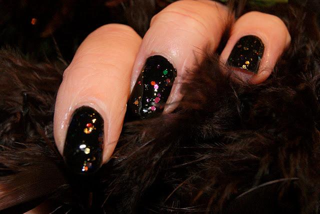 Lady in black d'OPI et  spécial effect topper d'ESSENCE