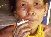Pause cigarette Femme Mentawai originaire Siberut,...