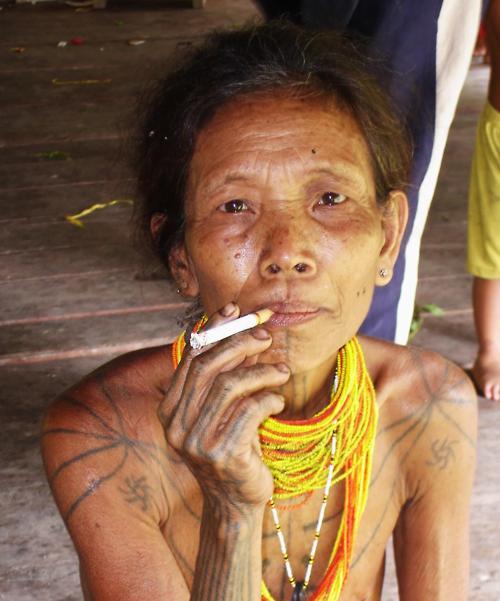 Pause cigarette - Femme Mentawai originaire de Siberut,...
