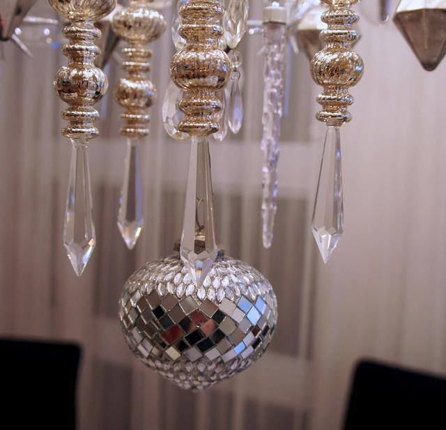 Le lustre de Noël  À Voir