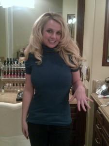 Photo de Britney Spears posant avec sa bague