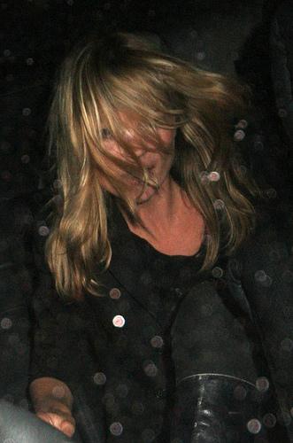 Kate Moss saoûle à la sortie d’une boîte de nuit