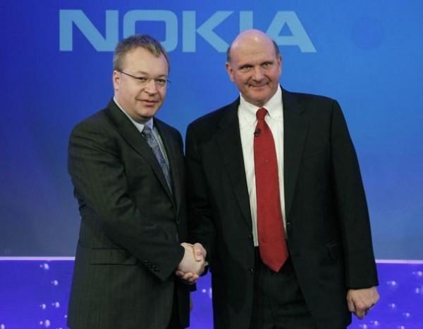 41657 nokia chief executive stephen elop welcomes microsoft chief executive steve ballmer with a handshake at a nokia event in london 600x468 On reparle dun rachat de Nokia par Microsoft