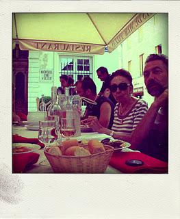 une photo en noir et blanc.Une rue ( les pavés du pont d'...