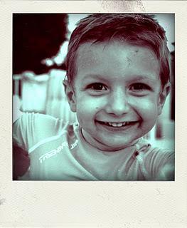 une photo en noir et blanc.Une rue ( les pavés du pont d'...